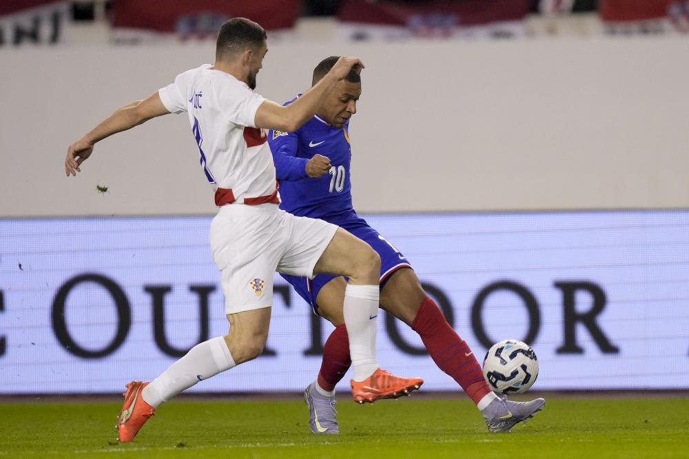 名记：字母哥与队友召开会议，呼吁全队无视外界杂音